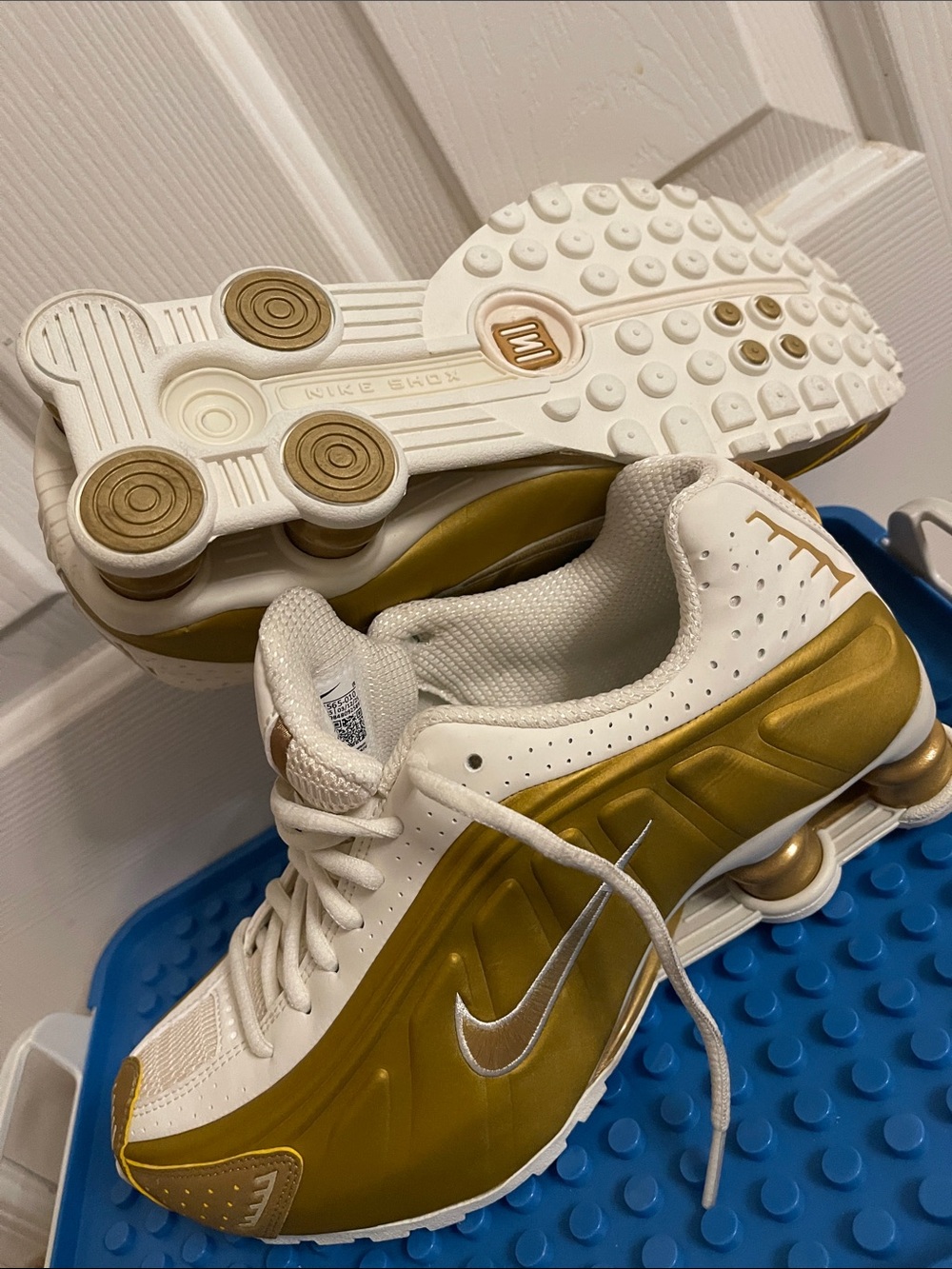 Nike Shox R4 Womans size 9 Soft Pearl/ Metallic Gold Sneakers Shoes .